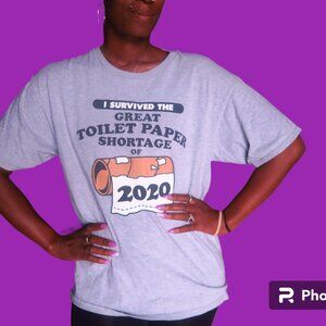 T-Line "i survived the great toilet paper shortage of 2020" t-shirt in gray L